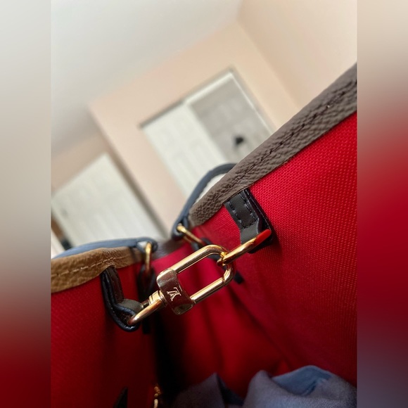 Louis Vuitton OnTheGo GM Monogram Tote in Pristine, Like New Condition - Picture 8 of 11